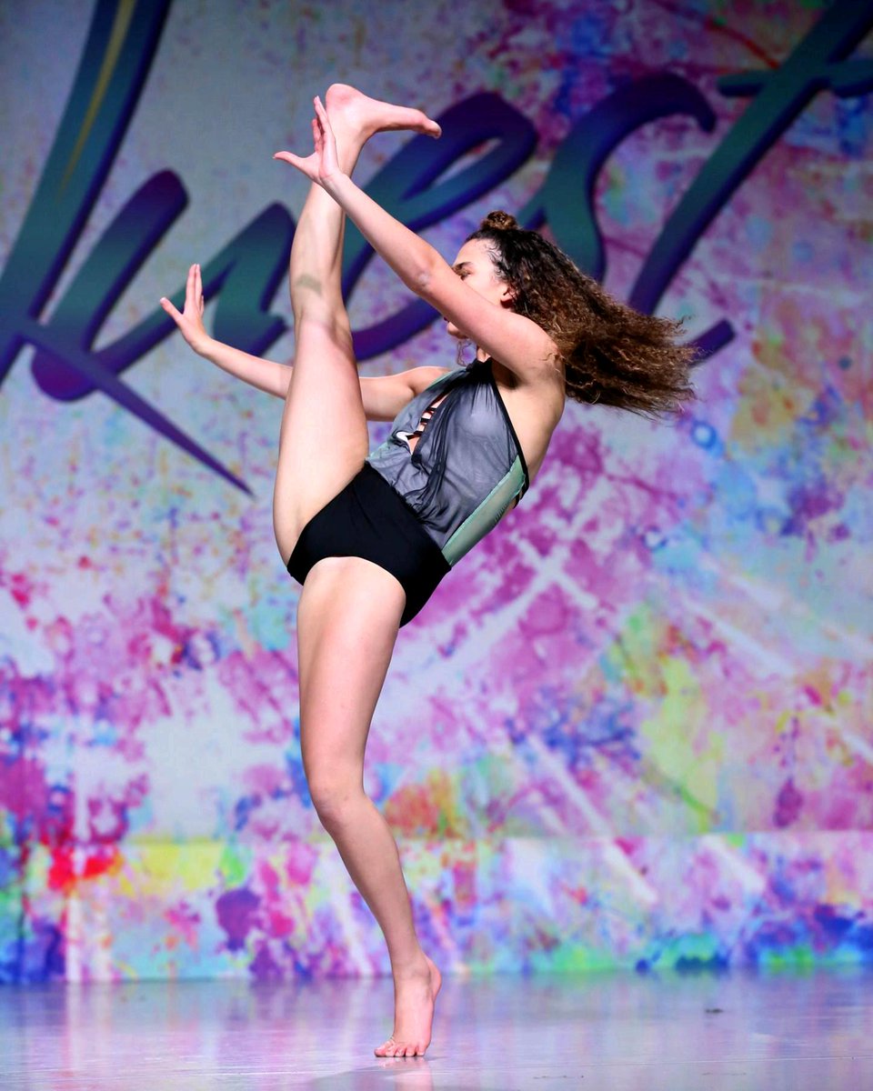 _MomentumDance's tweet photo. This piece has so many intricate ticks, clicks, and stunning sequences of movement through space. A unique solo created in collaboration with the dancer and for her own particular style.
#2019MDPSHOWCASE #momentumdanceproject #momentum_mission #choreography #collaboration https://t.co/mFVaajg8wj