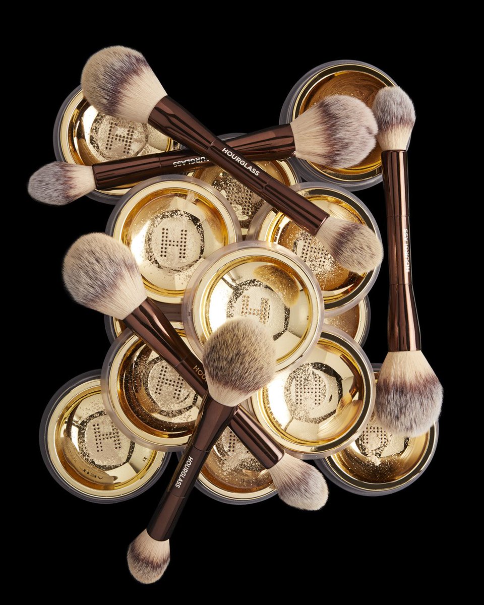 HourglassMakeup's tweet photo. The dream team: #VeilSettingPowder and the Veil Powder Brush. https://t.co/ntIeNas1ba #hgcrueltyfree #hourglasscosmetics https://t.co/DV6fLBdHj9