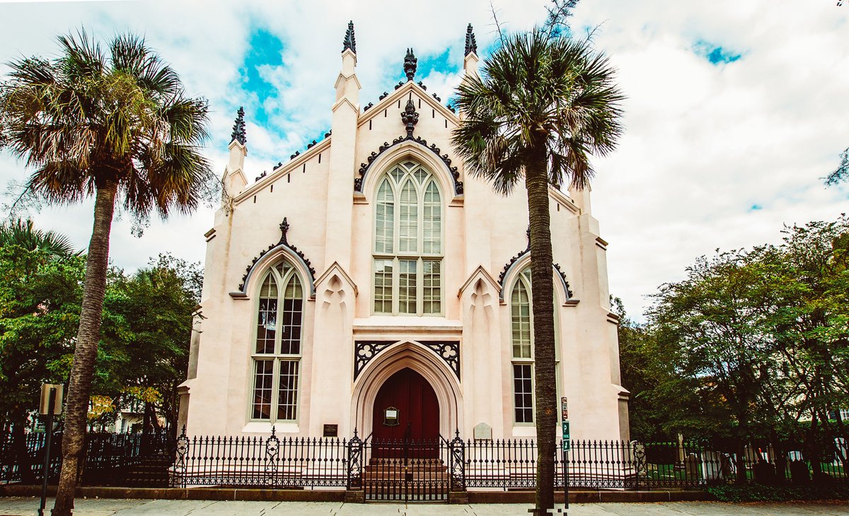 befootloose's tweet photo. Flights to #Charleston for July are down nearly 20% compared with last year. #ProTip: Book at least one month ahead for the best deals. https://t.co/Xd4lCF23j7 https://t.co/M6RADZJM2l