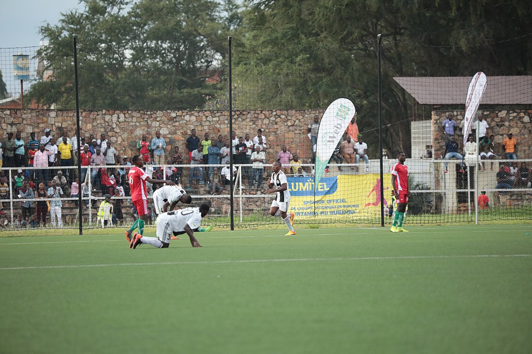MagazineJimbere's tweet photo. ⚽ L’attaquant d’#AigleNoir, Vyamungu Raoul a réduit le score à la 60 è minute. Le match s'est soldé sur un score de 2-1 en faveur des #Intamba

#Burundi #IntambaDay #AFCON2019 https://t.co/2BlS7XP4yj