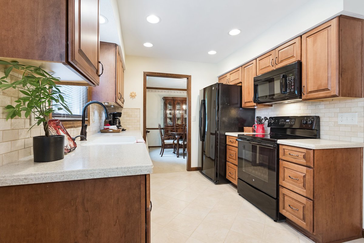 benhemmertHER's tweet photo. New Listing in Westerville(Spring Grove). Thanks to New Horizon Media Group for the awesome photos!

846 Karen Ct. Westerville, OH 43081
4 BR / 2.5 BA / 2400 sqft / .26 acres
$285,000

Please call 614.309.6197 if you have any questions! https://t.co/MMTJu4O0fL