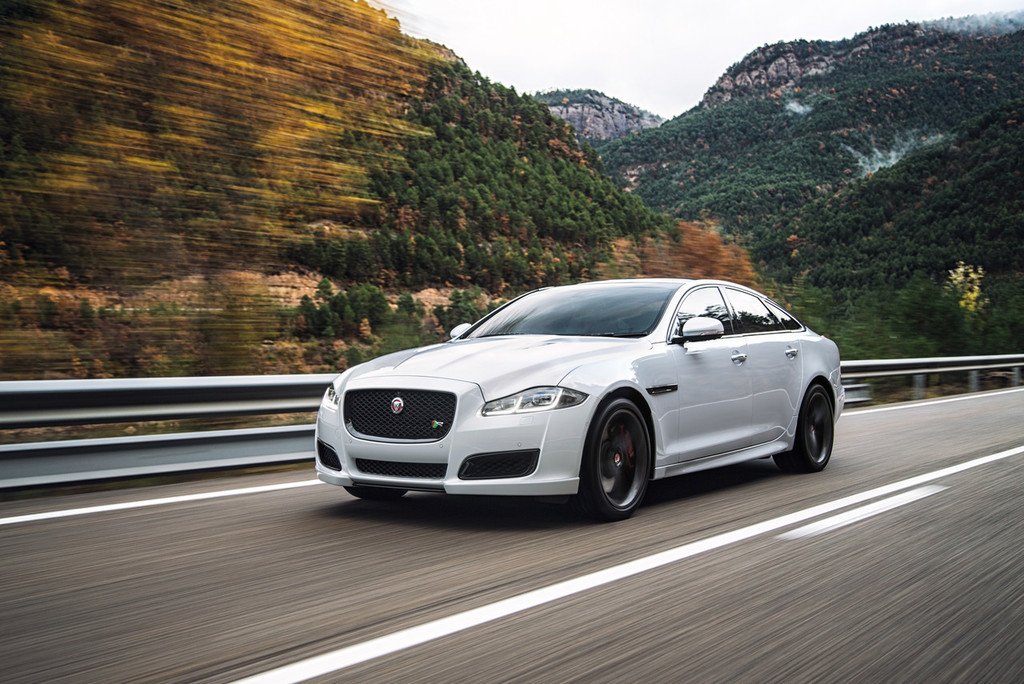 AutoGenial's tweet photo. El Jaguar XJ dejará de fabricarse en julio. Le sucederá un coche eléctrico como buque insignia del fabricante inglés https://t.co/n7bG5O8lqs