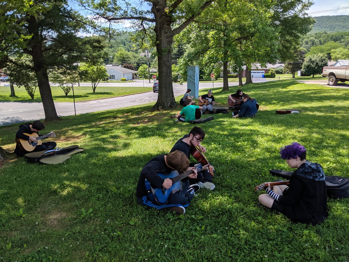 FelmetFCPS's tweet photo. Guitar class enjoying the beautiful weather. https://t.co/2Y361NFOyp