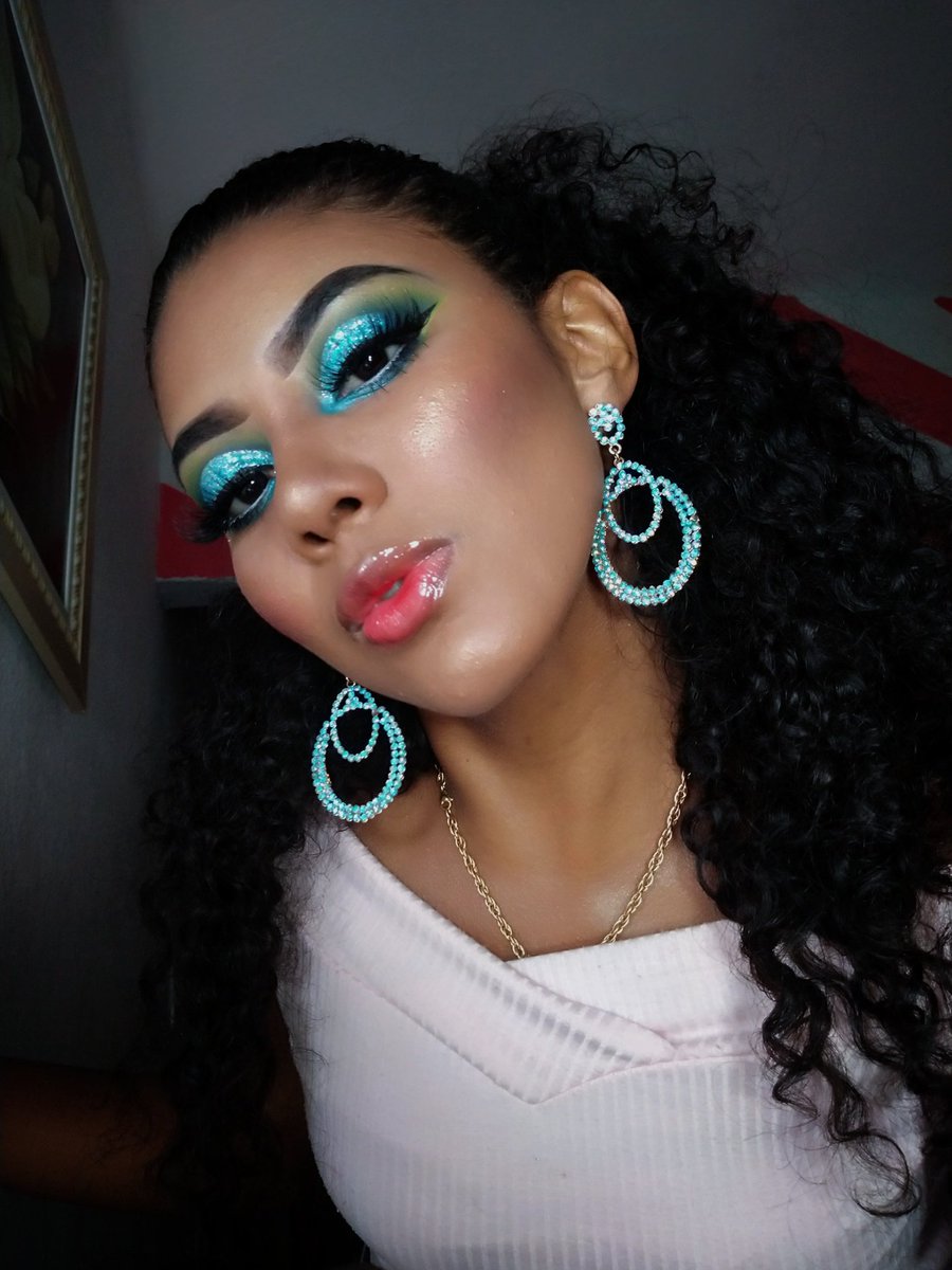 b_kessen's tweet photo. Apaixonada nessa #MakeupBapho 💄❤️
#MakeupGringa ✨ https://t.co/VCMz6wTu9d