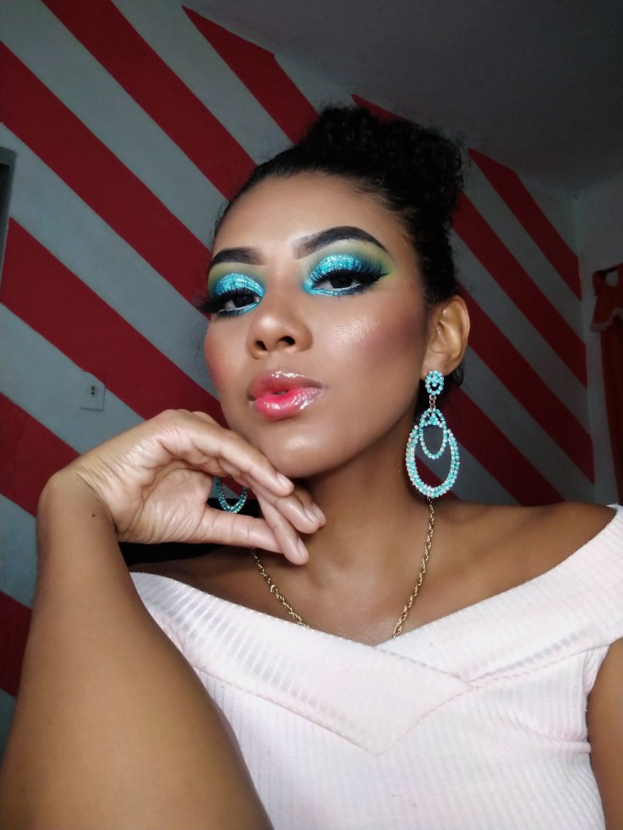 b_kessen's tweet photo. Apaixonada nessa #MakeupBapho 💄❤️
#MakeupGringa ✨ https://t.co/VCMz6wTu9d