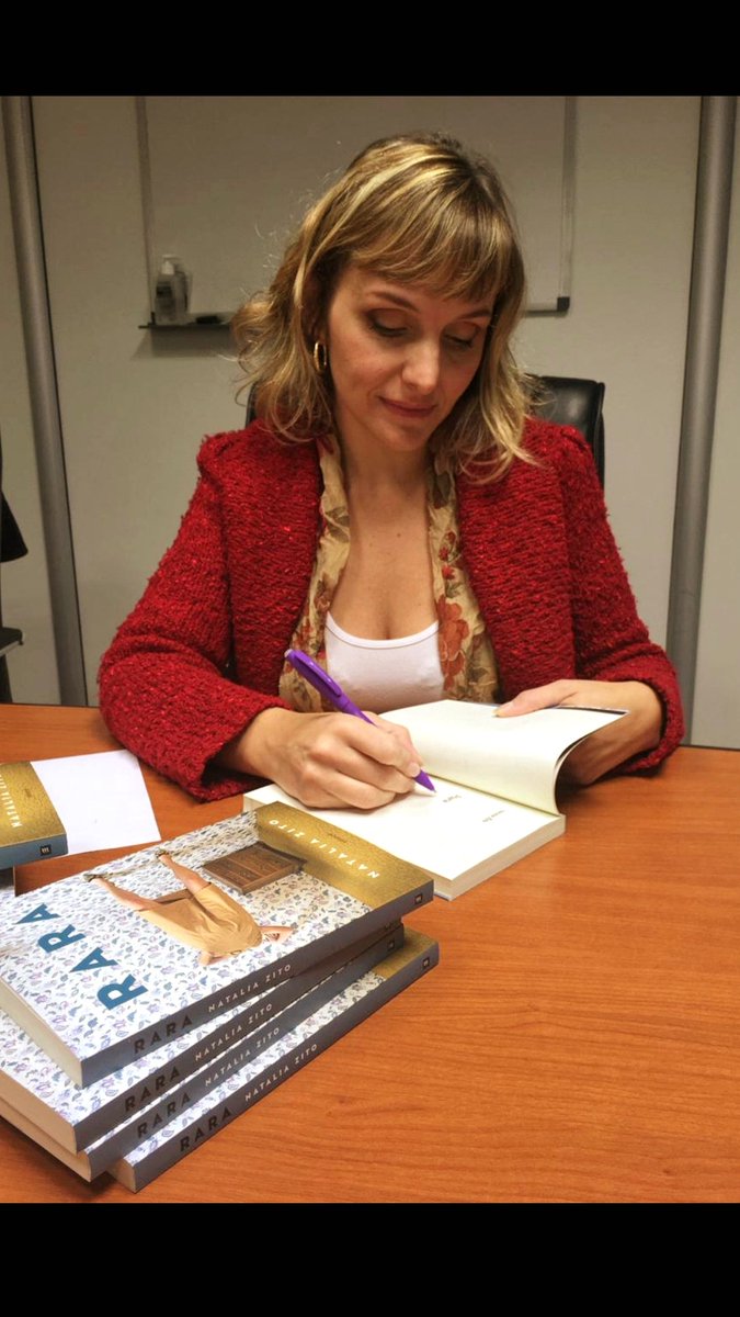 Zetadepalabra's tweet photo. Ahora. Firmando ejemplares en Planeta. Gran momento.
#Rara #emece https://t.co/NZastu9HRe