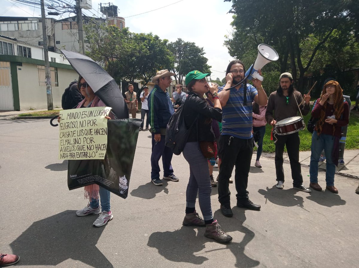 #Denuncia ♻En Kennedy la comunidad realizó un plantón y marcha en contra de la construcción del tramo 3 y 4 de la Avenida Alsacia por parte del IDU. #VíaSiPeroNoAsí #QueremosLaVíaPeroPreferimosLaVida
