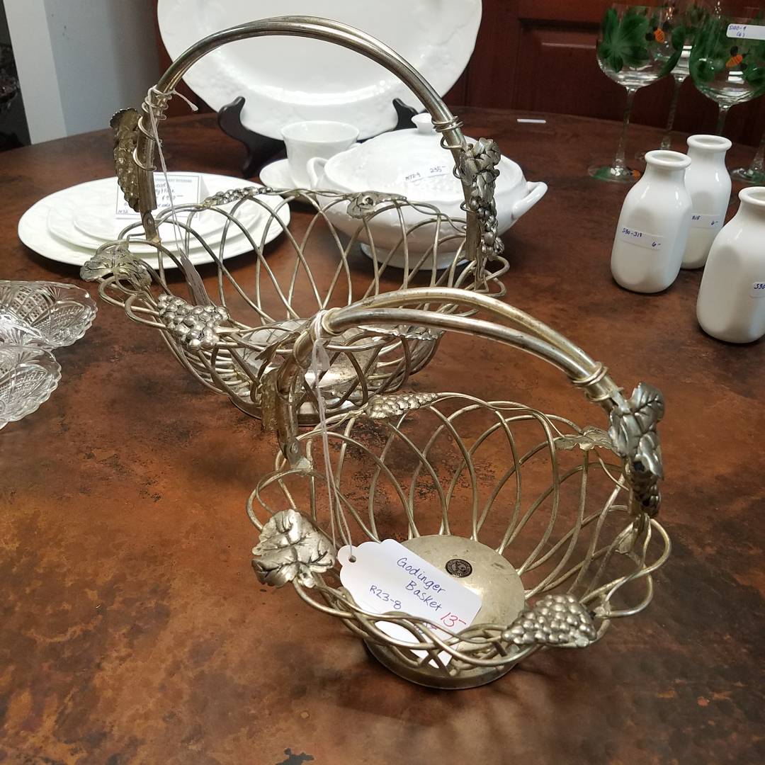 UpscaleResaleTN's tweet image. Goldfinger silverplated baskets, just reduced! Large $20, Small $13. #UpscaleResaleTN #godinger #silverbasket #basket