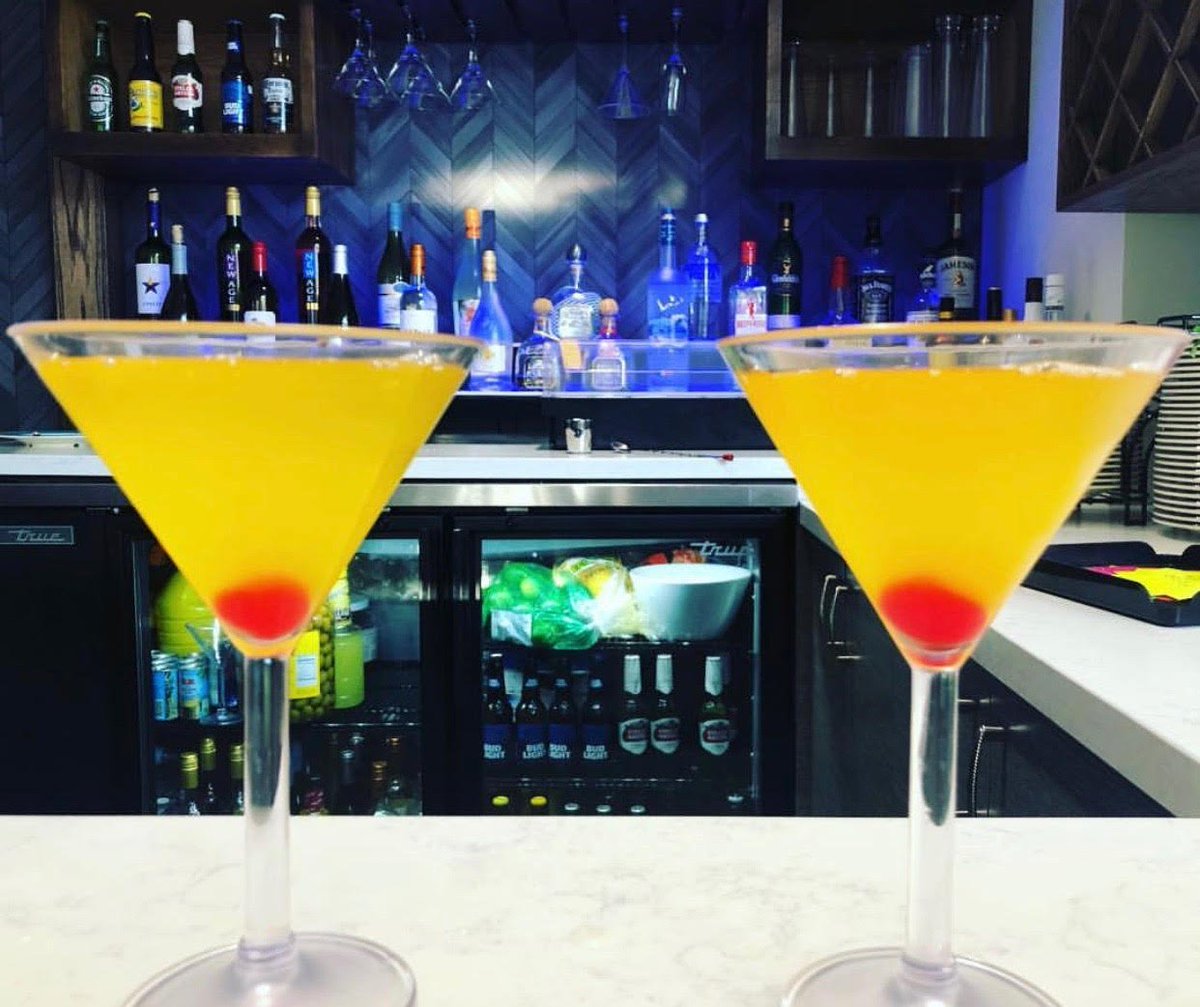 Cheers to Friday! We'll be posted up at The Wave Bar. See you there? 🍸
Photo share from @lonzo_cbt #FridayFeeling