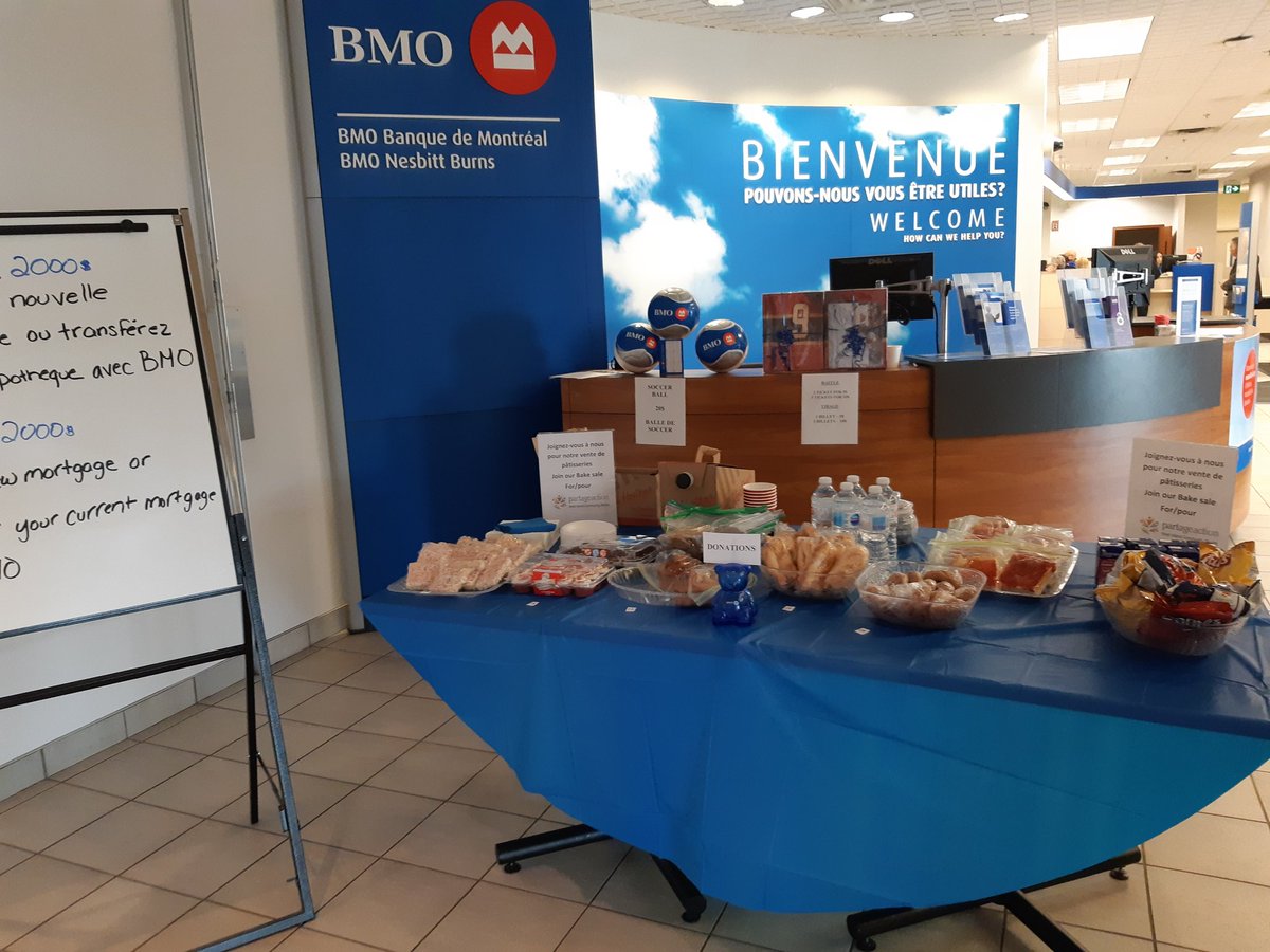 StefM1987's tweet photo. Team Fairview having a bakesale supporting @WICSPartage #proudtoworkatbmo #partageaction https://t.co/76TM5jUJpH