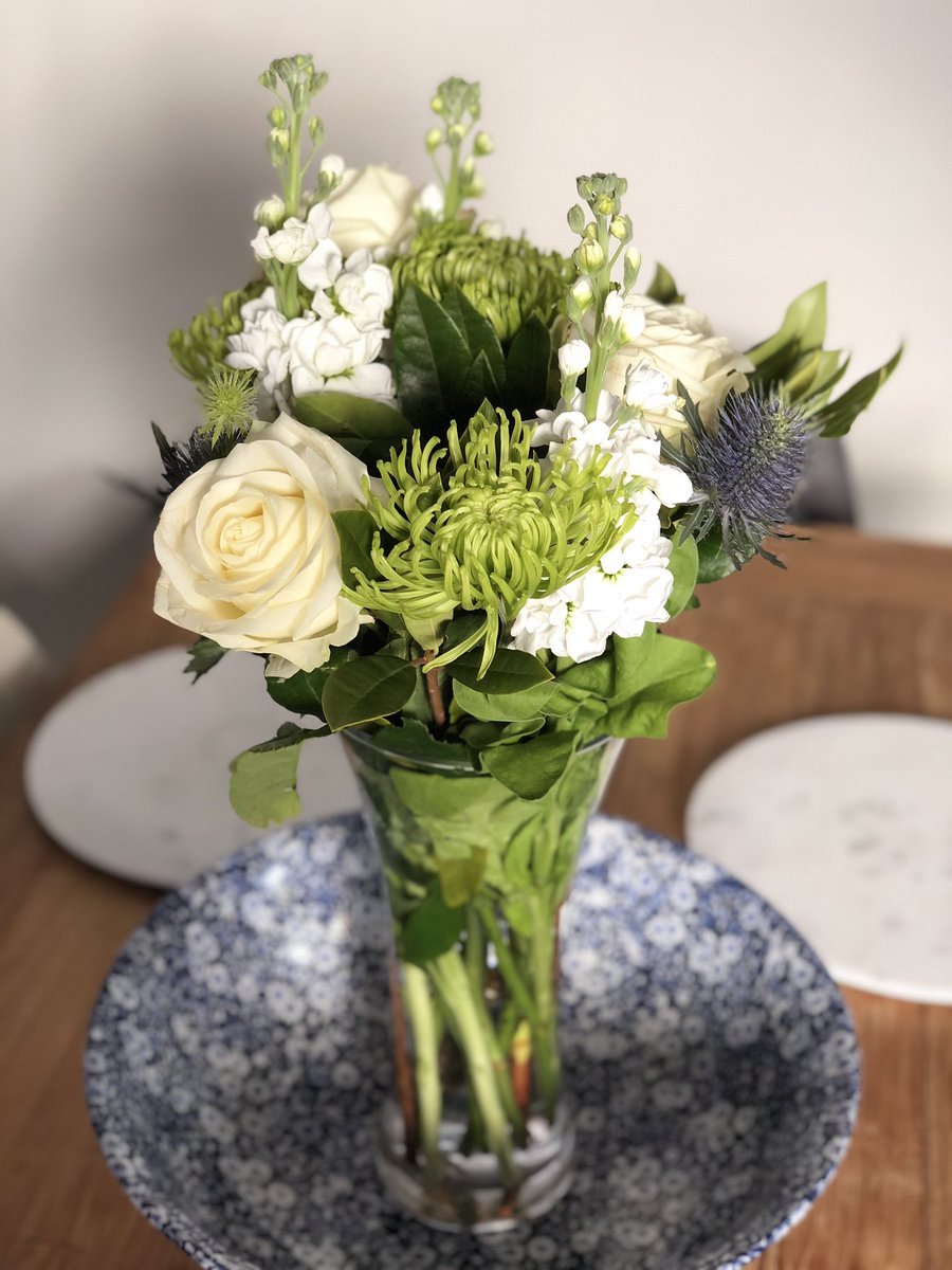 BecButler_'s tweet photo. Beautiful flowers from the hubby this evening #luckylady #hubbypoints #happyweekend https://t.co/JgJZICRLRj
