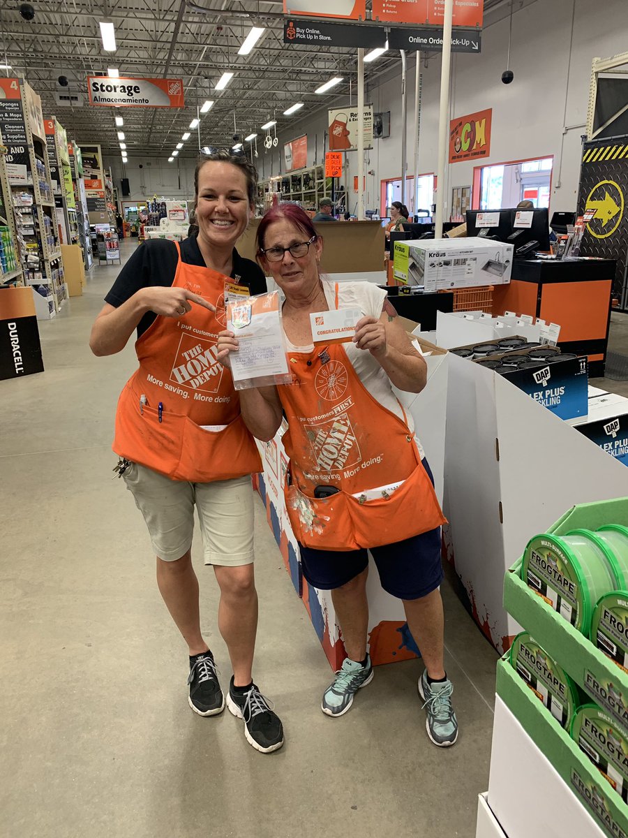 DH Carmella recognizing associate terry from paint for being a team player ....thanks for everything you do 👊🏼🍊👊🏼@DougLangeHD <a href="/RayBoyett6935/">Ray Boyett</a> <a href="/AlgerChadd/">chadd alger</a> <a href="/6935Depot/">6935 Middleburg Home Depot</a>