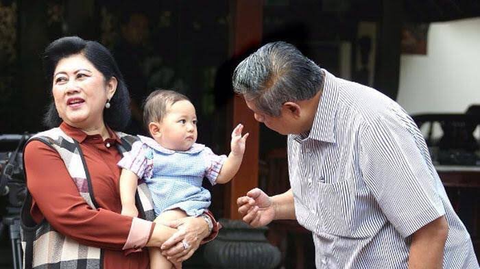 Fahrihamzah's tweet photo. Teman2, khususnya yg lagi itikaf, mari ambil waktu sejenak kita doakan ibu negara kita, Ibu #AniYudhoyono dan pak @SBYudhoyono diberikan kekuatan dan kesehatan oleh Allah SWT. Ya Allah Engkau pemberi kesehatan. Sembuhkanlah. Amin YRA. https://t.co/Ck35fGpTBb