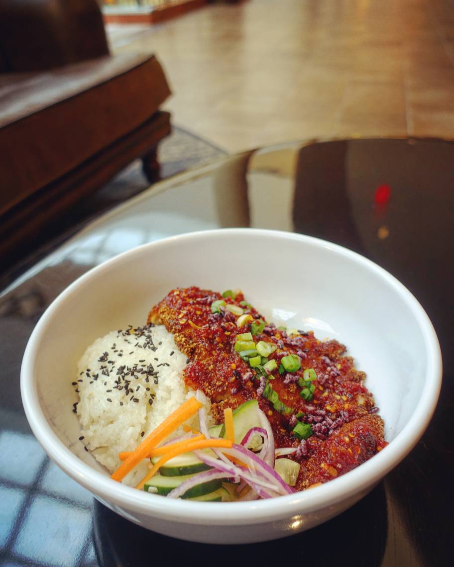 SenKhao_'s tweet photo. Who's tried our Lao Fried Chicken?! 😋  CHUENH GAI 🌶️🍚🍗🌶️🍚🍗🌶️🍚🍗 crispy boneless chicken breast in fermented chili sauce 🙌 coconut sticky rice &amp; pickled veg.

#LaoFood #LaoFoodMovement #ChefSeng #LaoNoodleNRice #friedChicken https://t.co/P4KLNSSZtQ