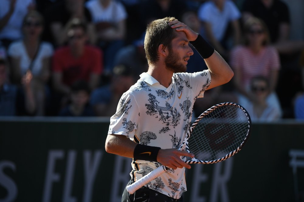 FFTennis's tweet photo. Il est passé par toutes les émotions, il s'est battu comme un lion mais il a fini par rendre les armes. @moutet99 s'incline face à l'Argentin Juan Ignacio Londera au 3e tour 2/6, 6/3, 6/4, 5/7, 6/4 en 3h28. Quel match ! Quelle expérience pour le jeune Français de 20 ans... #RG19 https://t.co/jOt50eE9Ee