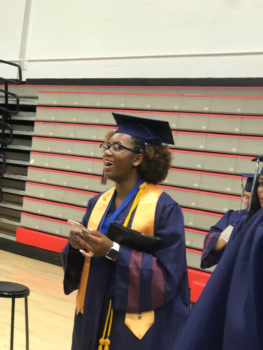 thecreatorxsj's tweet photo. may 28, 2019: graduation.
-band student 8yrs
-percussionist 6yrs
-drum major my senior year
-summit scholar
-8 college acceptances 
🎓will be furthering my education at UMBC as an art major and music tech minor #umbc23 🖤🐶💛 https://t.co/mkiUAb1JPx