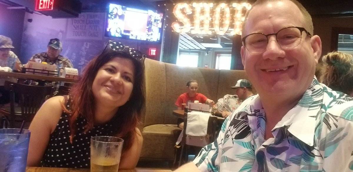 Thor8686's tweet photo. Awesome lunch with @JayShreeRaniga at #oleredgatlinburg
@blakeshelton why are you hiding @samhatmaker in Gatlinburg. She's a RISING STAR. https://t.co/XNcz19MzVu