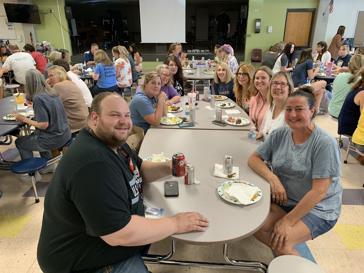 kerrybroyles's tweet photo. HMS staff lunch.  Schools out for summer.  #Lpsleads #heritagems https://t.co/zraOGV5eEZ