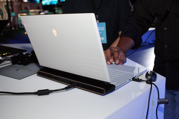 notebookitalia's tweet photo. Al Computex 2019, i nuovi gaming-notebook Alienware m15 e m17 con design "Legend", Coffee Lake-H, display OLED e grafica (fino alla) Nvidia GeForce RTX 20180 Max-Q. Foto e video live https://t.co/ObAPx38eFG #computex2019 #gaming #gamingnotebook #alienwarem15 #alienwarem17 https://t.co/p4QisWSSmr