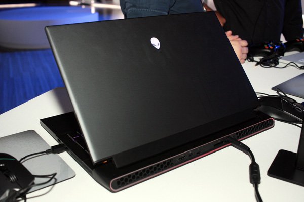 notebookitalia's tweet photo. Al Computex 2019, i nuovi gaming-notebook Alienware m15 e m17 con design "Legend", Coffee Lake-H, display OLED e grafica (fino alla) Nvidia GeForce RTX 20180 Max-Q. Foto e video live https://t.co/ObAPx38eFG #computex2019 #gaming #gamingnotebook #alienwarem15 #alienwarem17 https://t.co/p4QisWSSmr