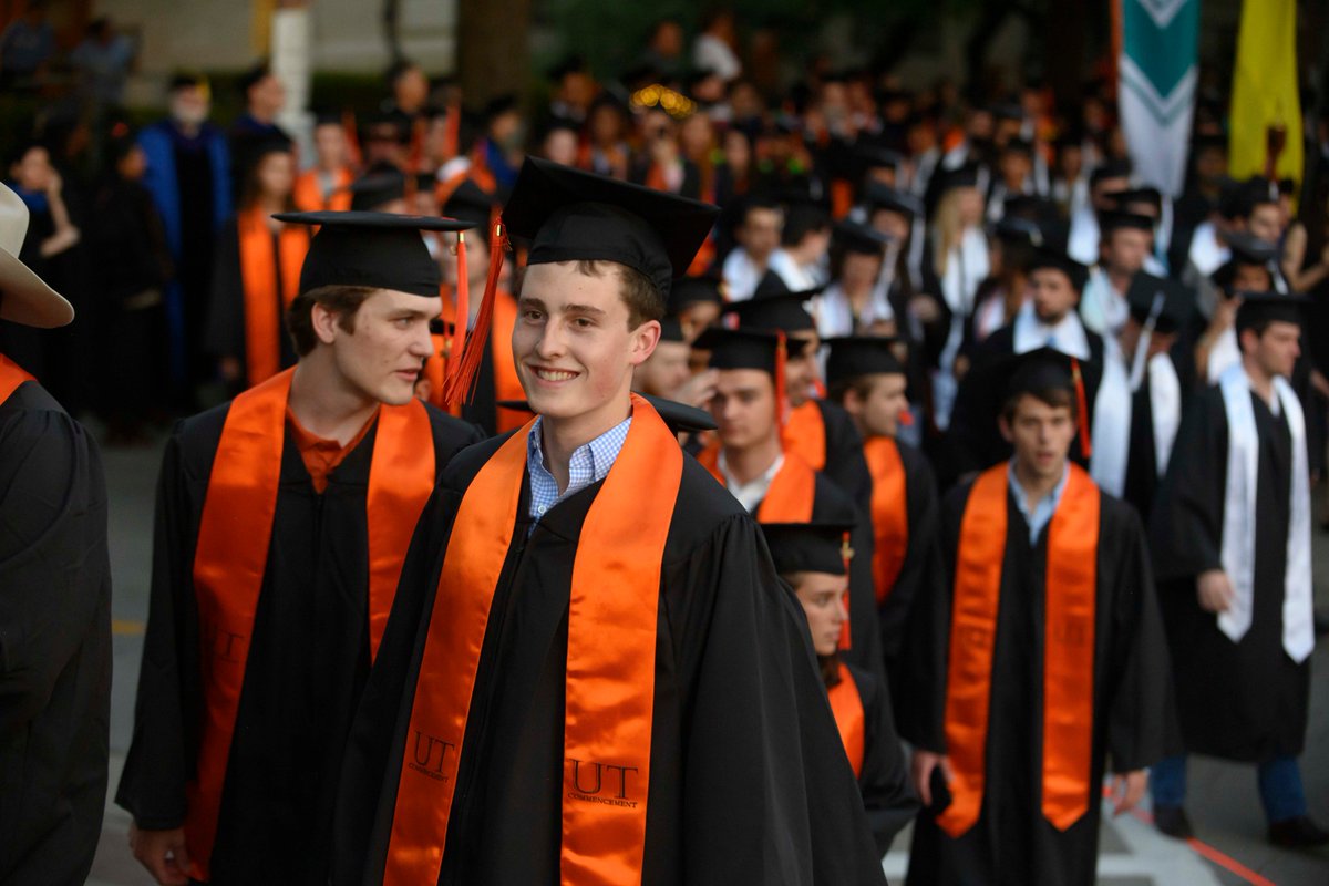 UTexasStudents's tweet image. Still celebrating #UTGrad19!🤘🎓🧡 #LonghornFriday #UT19 #InfluencingtheLonghornLife