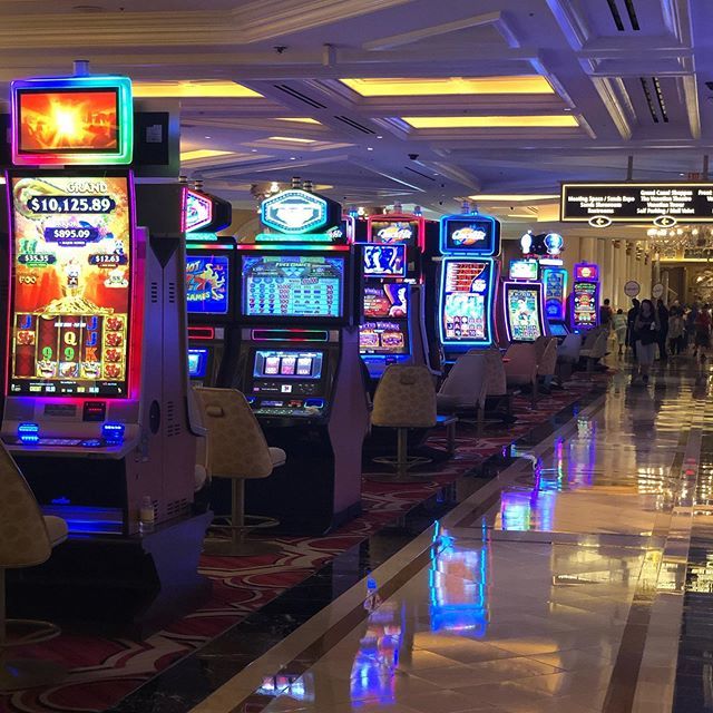 simo_dama's tweet photo. #fortune #familytrip2019 #nevada #crazytown https://t.co/cwf6dk8r9P https://t.co/SLB6qV7Dfg