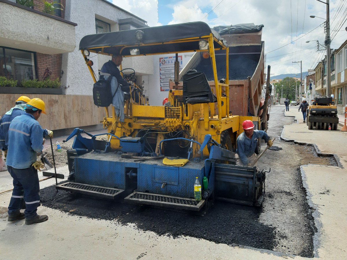 SilvaPesca2015's tweet photo. Pavimentación carrera 13 entre calles 16 y 17. Filtraciones en tuberías viejas de gres, de algunas acometidas,  generó demoras. Sin embargo esos costos adicionales los asume el contratista, así se protege al Municipio de pérdidas por imprevistos. Se aplican 400 mts cuadrados https://t.co/xca7p3j1wR