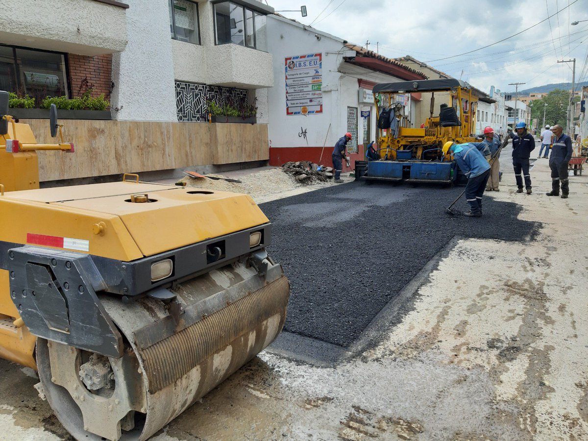 SilvaPesca2015's tweet photo. Pavimentación carrera 13 entre calles 16 y 17. Filtraciones en tuberías viejas de gres, de algunas acometidas,  generó demoras. Sin embargo esos costos adicionales los asume el contratista, así se protege al Municipio de pérdidas por imprevistos. Se aplican 400 mts cuadrados https://t.co/xca7p3j1wR