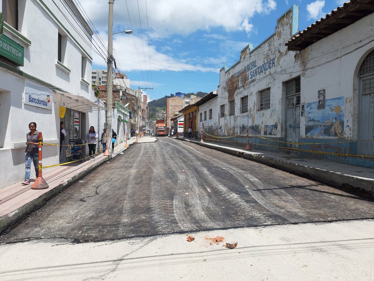 SilvaPesca2015's tweet photo. Pavimentación carrera 13 entre calles 16 y 17. Filtraciones en tuberías viejas de gres, de algunas acometidas,  generó demoras. Sin embargo esos costos adicionales los asume el contratista, así se protege al Municipio de pérdidas por imprevistos. Se aplican 400 mts cuadrados https://t.co/xca7p3j1wR