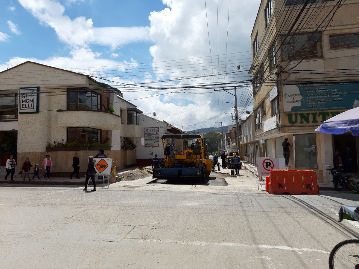 Pavimentación carrera 13 entre calles 16 y 17. Filtraciones en tuberías viejas de gres, de algunas acometidas,  generó demoras. Sin embargo esos costos adicionales los asume el contratista, así se protege al Municipio de pérdidas por imprevistos. Se aplican 400 mts cuadrados