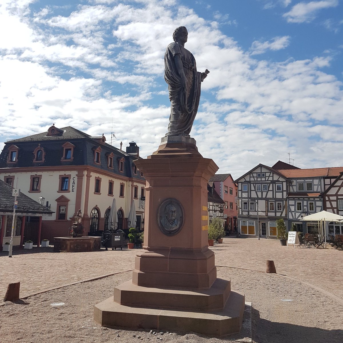 FVerreist's tweet photo. Duke Franz in front of "his" #castle in #Erbach. It contains a collection of roman #antiquities which he is said to have smuggled across the border hidden underneath his roman toga. The castle also contains knight armors and antlers.  #Germany #sightseeing #Odenwald #travel https://t.co/QHZ9uPzIjX
