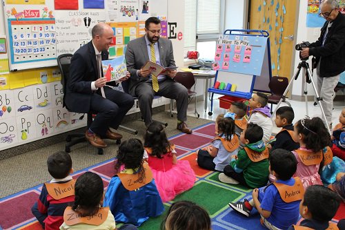 WatchOut_World's tweet photo. RT SKWAdvocate: In #Utah, Lt. Gov. SpencerJCox joined kids at the Guadalupe School in #SaltLakeCity, GuadSchool, reading Clifford the Big Red Dog rail crossing safety book “Clifford and the Railroad Crossing,” created by SafeKids, UnionPacific and Schola… https://t.co/ohGcQ5vRmL