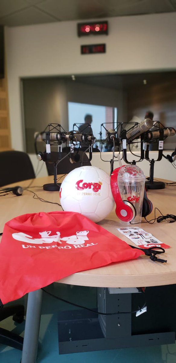 caracoldepeli's tweet photo. Este fin de semana más premios para los oyentes de: De Película de Caracol Radio, que nos siguen en Twitter, 4 kits de Corgi: un perro real, muy pendientes del programa. https://t.co/SdS4GoxaDC