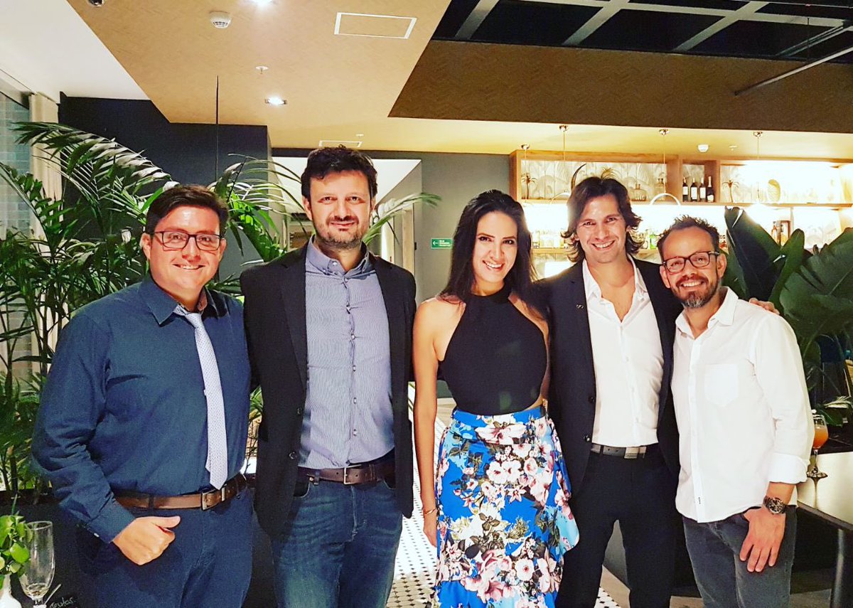 StephieCardenas's tweet photo. #tb con los guapos de #Marketing @cdcastejon @mlcalvache @rogercasas en Medellín con @EAFIT #CONAMERC https://t.co/PKGP9WR2VJ