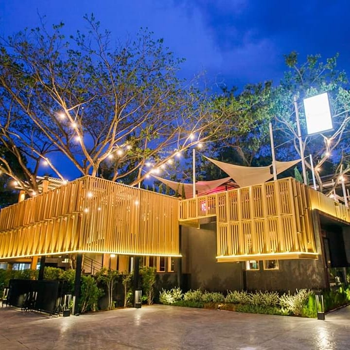 eatingoutmap's tweet photo. สัมผัสสองบรรยากาศในร้านเดียว กับสไตล์สุดเท่แบบฉบับนิวยอร์กเกอร์ในคราบยุค 70s - 90s แสนคลาสสิค และมุมดาดฟ้านั่งรับลมเย็นๆ ��ต้ต้นไม้ใหญ่ #ร้านน่านั่ง #rooftop #barcocktail #บาร์ #นิวยอร์คเกอร์ #beercrft #BBQ #reviewchiangmai #eatigoutmap https://t.co/j6TYZkEOfV