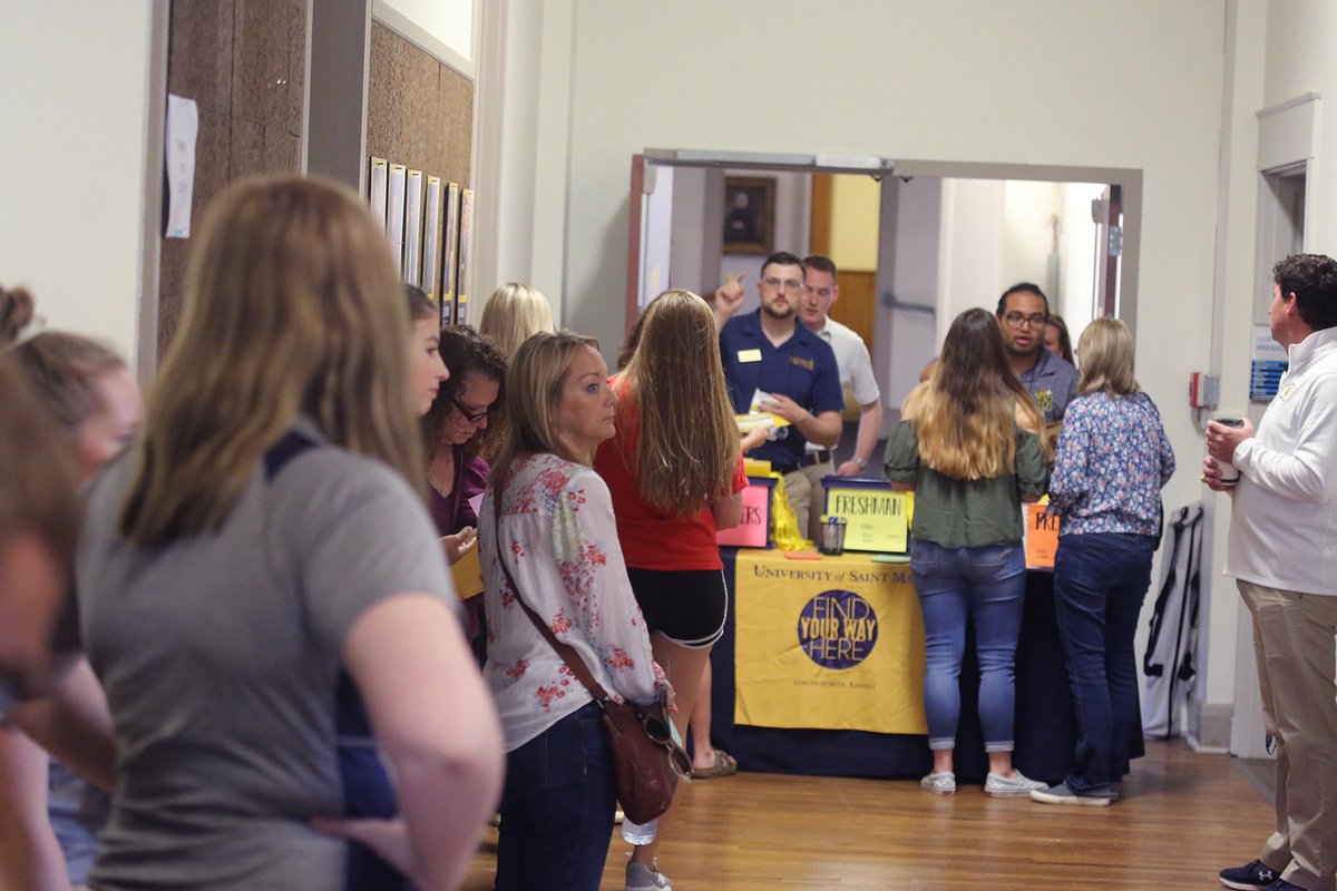 New students recently attended a registration day at USM. Families learned about life on campus, met with advisors, &amp; registered their students for fall courses. 🤩👨‍💻🙌 Incoming USM students can RSVP for upcoming registration days at stmary.edu/Registration?u… #SpireNation