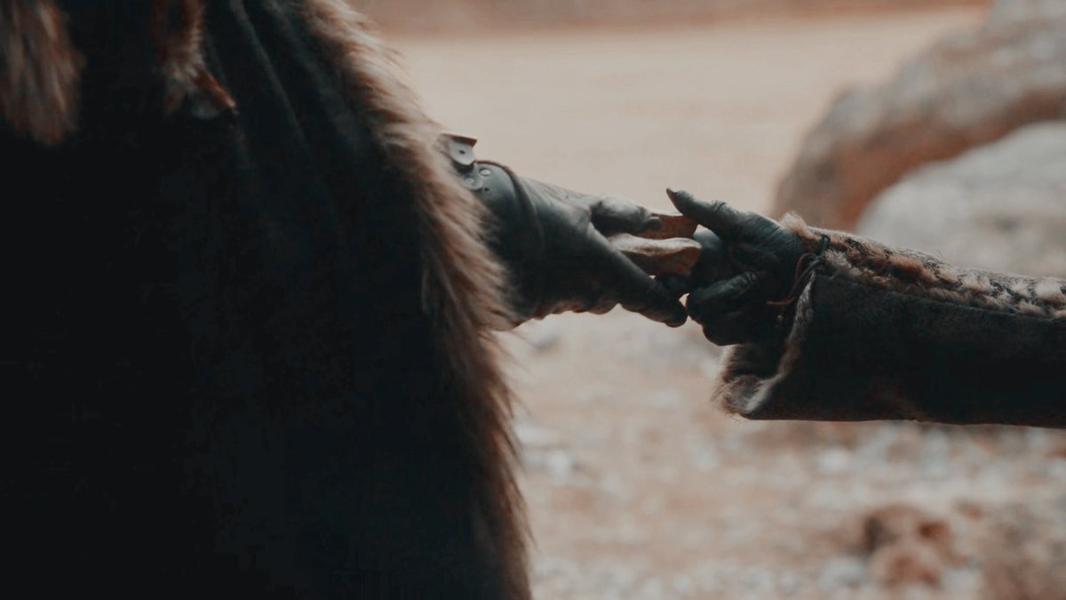 eunjinxna's tweet photo. Jon giving dany the baby dragon skull, Dany giving it back to him. them talking about the end of the Targaryens, and Daenerys not being able to have children, and Jon saying she's wrong,,,,,,,,,,,,,,,,,,,,,,,,,,,,,,,,, what was the reason? WHAT WAS THE REASON???????? https://t.co/qZIwMVJCVl