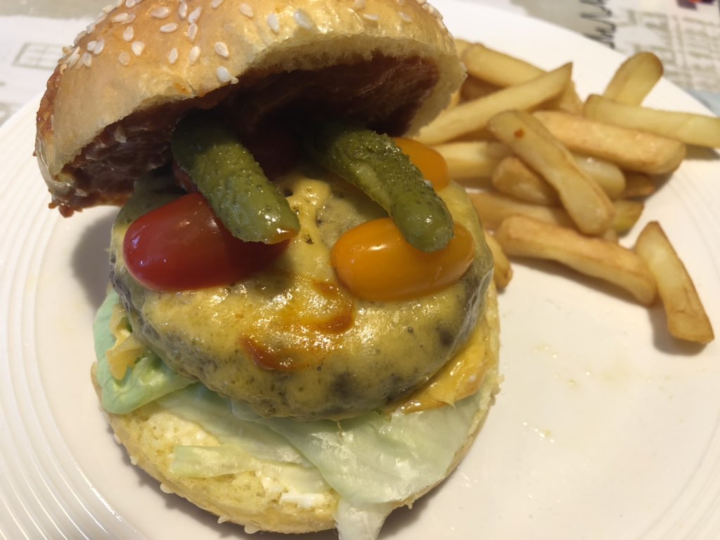 jamesh1524's tweet photo. Aberdeen Angus burger, iceberg, cherry tomatoes, gherkins, melted cheddar and red mojo ๐ #mojorevolution https://t.co/lE8PgPP43Z