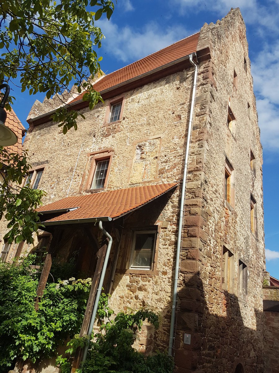 FVerreist's tweet photo. The oldest house of #Erbach is the such called #Templerhaus from the 14th century. The name suggests a connection to the order of the Templars. However the name more likely derives from "temple". Here lived the nobles of lower ranks close to the #castle.
#Travel #architecture https://t.co/kO0jljYlZh