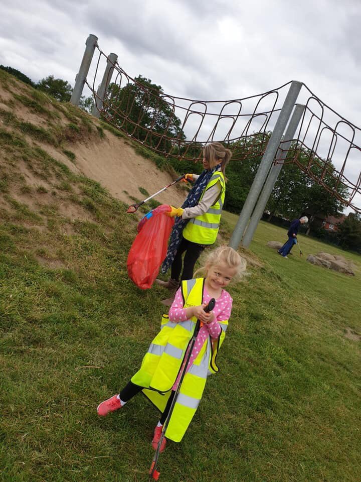 love_valence's tweet photo. Litter picking @love_valence - thanks soooo much team. https://t.co/zTwbzK094I