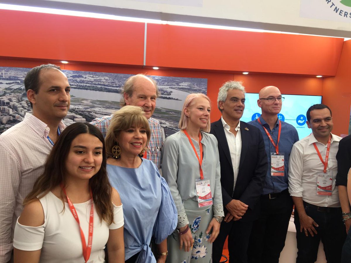 Jwvanbokhoven1's tweet photo. #AEstaHora Ministro de Ambiente y Desarrollo Sostenible, Ricardo Lozano, visita el stand de Holanda en #CongresoAcodal @NLinColombia @HollandHouseCol @nwpnederland @ACODAL https://t.co/GLvtqiSrpl