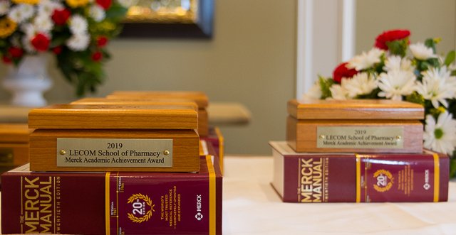 1LECOM's tweet photo. Congratulations to the LECOM Bradenton Pharmacy Class of 2019! An extra congrats to all the award recipients! 👏👏 #LECOM2019 @HersheyBell34 @rachelogden1 @nicupharmd @DrRMWise https://t.co/RSNnXyuSDZ