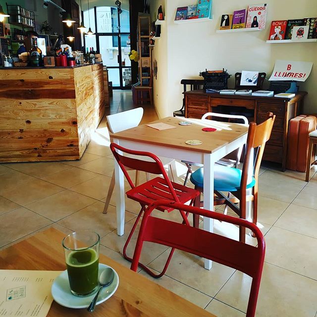 montcatalan's tweet photo. Amb #llibres serem #lliures #té #matxa amb #taronja a @lallibreteria #Gelida #Penedès https://t.co/ZKeA39sv3B https://t.co/G5YYviPgha
