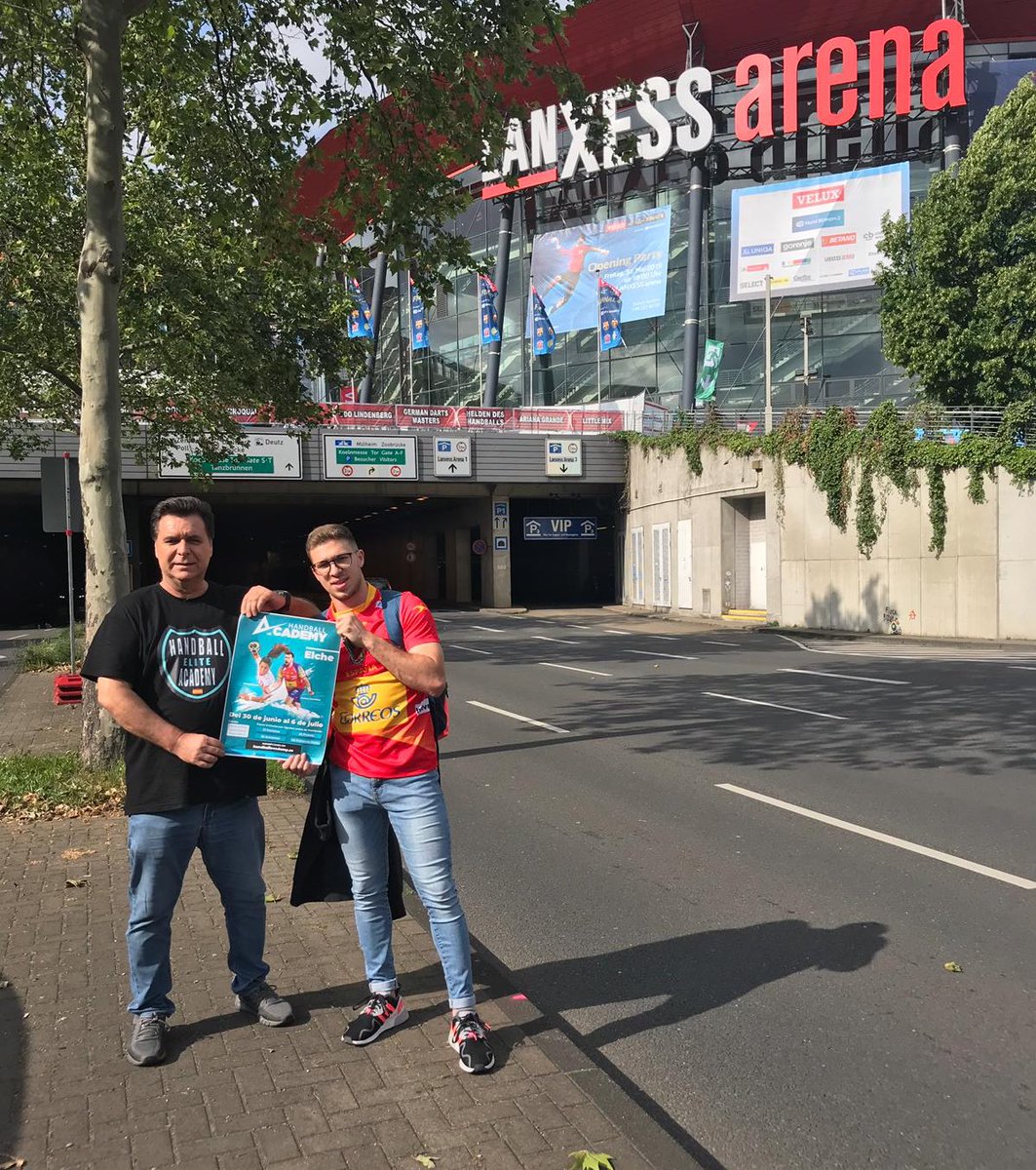 hbacademyspain's tweet photo. ⁉️🔝🤾♂️¿Donde se encuentra nuestro Director del #HandballElite? Pues si, está en Colonia para seguir la F4 de @ehfcl
👉🏻Con la intención de alcanzar nuevos acuerdos seguiremos creciendo ¡Vamos! https://t.co/EPIv2RVYZ6