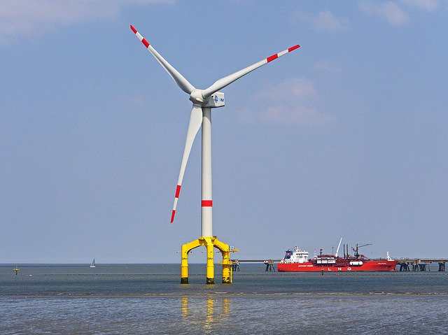 statehouserept's tweet photo. MISSING OUT: #SC is missing out on up to $70 BILLION of economic activity because of it isn't focused on offshore wind power generation. $70 billion.  Read more here: https://t.co/DIvDQU2v20 Fascinating story by @LindsStreet . Good read for anyone at @scdp and @SCGOP https://t.co/bWDTBJGRXX