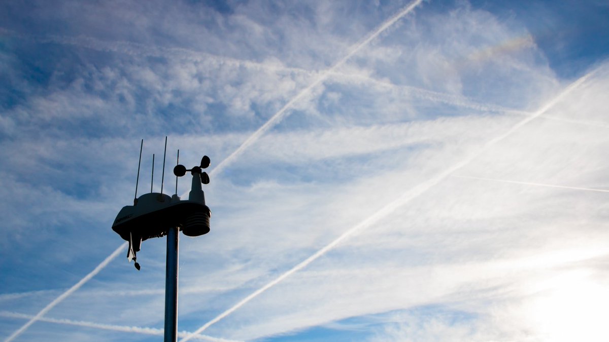 blueskymiles's tweet image. My @davisinst #VantageVue weather station doing it&apos;s thing this evening under a #cirrus sky in #EastGrinstead.