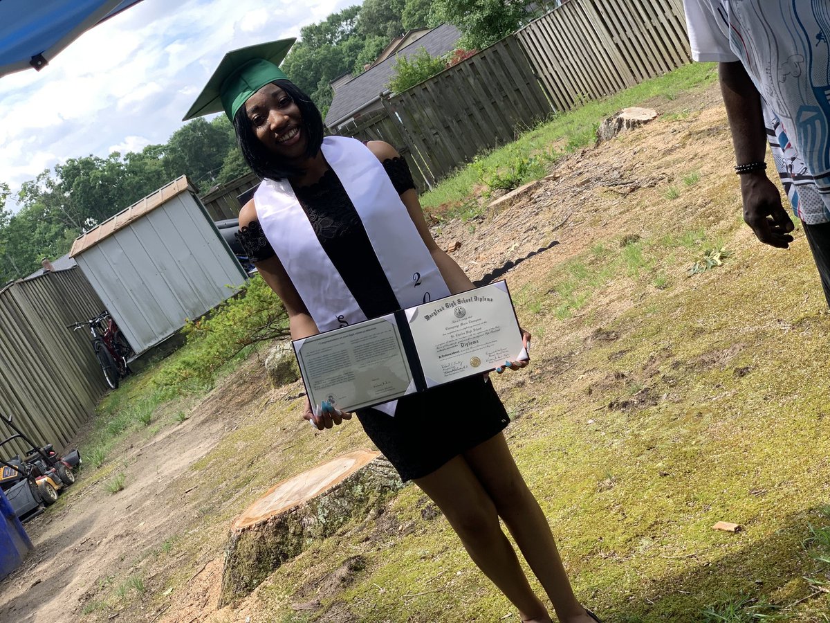 infinityisangel's tweet photo. Ya girl WATER finally graduated @SCHS_Class2019 #2K19grad #2k19 #classof2019  #SCHS https://t.co/LnbxVyw6cD