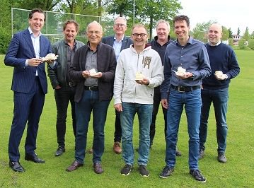 Nieuw multifunctionele accommodatie in #Batenburg. “We zijn blij met de bijdrage van de provincie. Hiermee kunnen we de Multifunctionele Accommodatie (MFA) realiseren op het terrein van voetbalclub", aldus wethouder Nick Derks buff.ly/2EHihgH <a href="/GemWijchen/">Gemeente Wijchen</a>#steengoedbenutten
