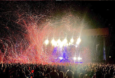 pyrotekfx's tweet photo. Who's view was better during these massive confetti blasts? 🤔 🎉
.
.
.
#thekillers #confetti #sfx #PyrotekFx #thekillersconcert #liveevents
📸: @thekillers, joshua_mansell https://t.co/ytRnE9IRtC