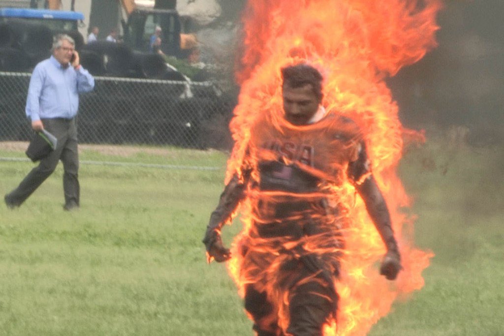 ritzyyD's tweet photo. This man set himself on fire infront of the White House yesterday and it’s not being talked about enough. This guy clearly had a message he was trying to send out. Like why is he wearing a USA shirt infront of the White House casually walking, burning alive.. https://t.co/PqshKeFk2V